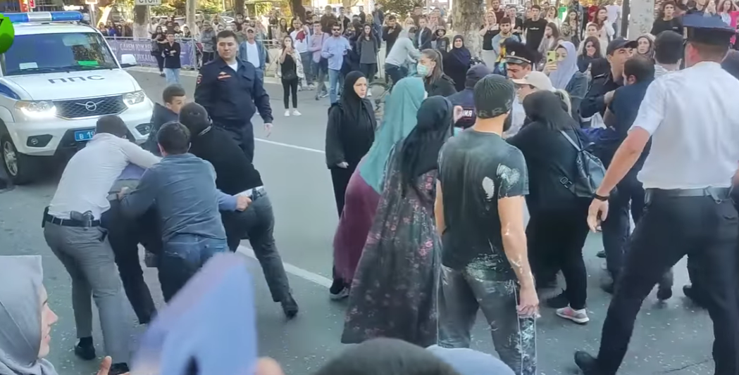 Разгон протестов против мобилизации в Махачкале. Стоп-кадр видео "Кавказского узла", https://www.youtube.com/watch?v=bCBMViHbxGI&t=7s
