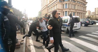 Полиция разогнала участников акции протеста у здания Минюста Азербайджана. Баку, 30 марта 2023 г. Фото Фаика Меджида для "Кавказского узла"