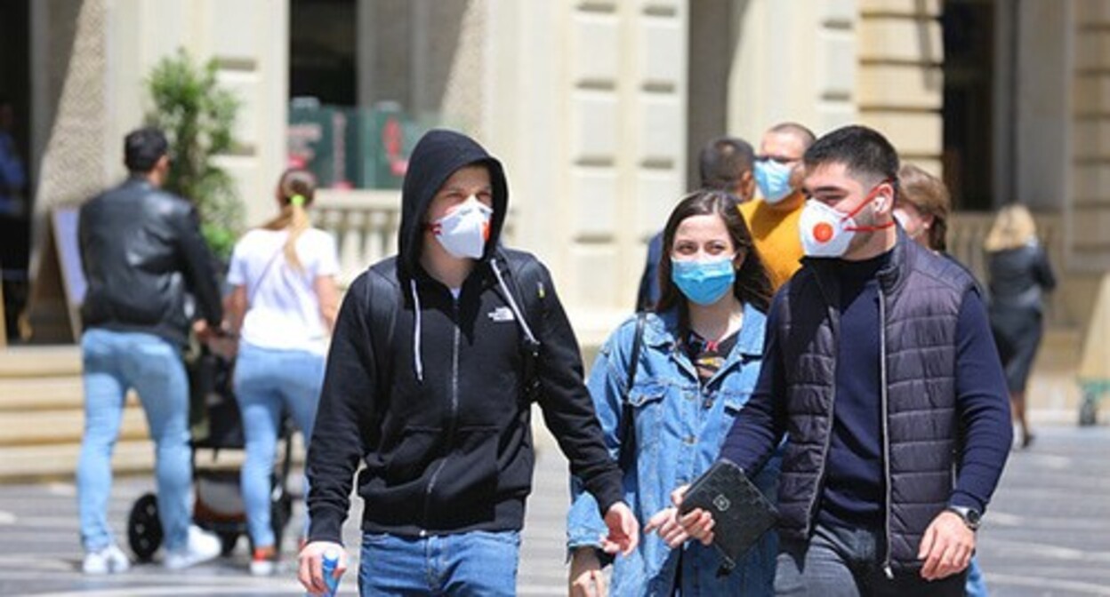 Жители Баку в защитных масках. Фото Азиза Каримова для "Кавказского узла"