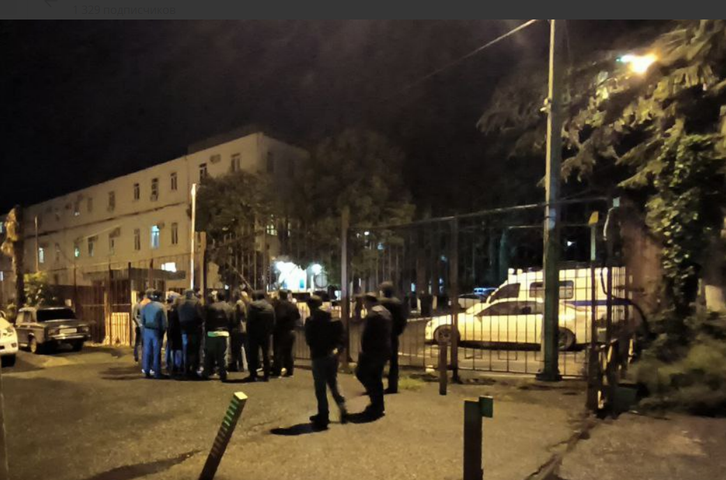 Группа жителей Абхазии у здания МВД в Сухуме. Скриншот фото из Telegram-канала агентства "Аишара" от 10.05.23, https://t.me/aiashara/4307
