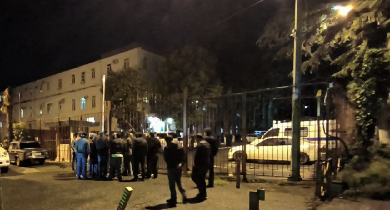 Группа жителей Абхазии у здания МВД в Сухуме. Скриншот фото из Telegram-канала агентства "Аишара" от 10.05.23, https://t.me/aiashara/4307
