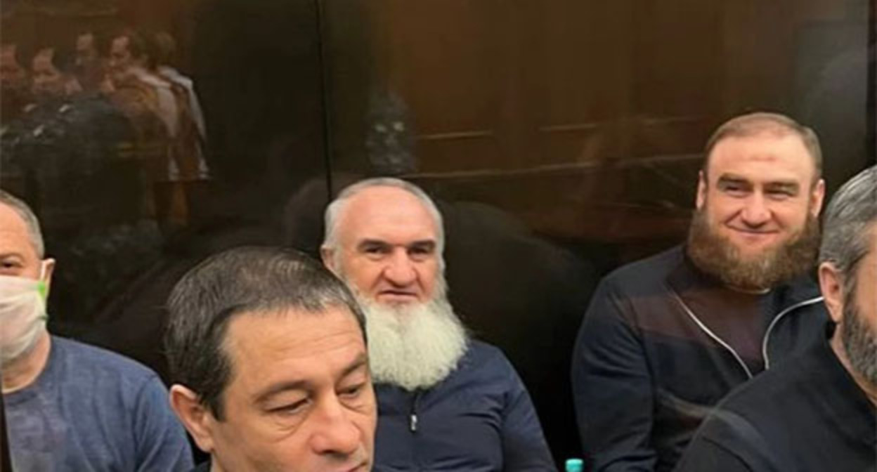 Рауль Арашуков (в центре). Фото: пресс-служба Мосгорсуда