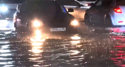 Подтопленная улица в Махачкале. Стоп-кадр из видео https://vk.com/wall-74219800_1973866