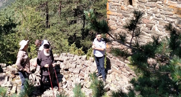 Участники восхождения у башни Маготе, фото предоставлено Советом тейпов Республики Ингушетия.