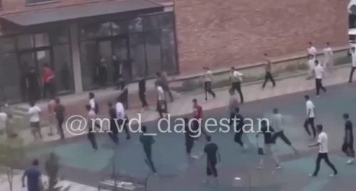 Массовая драка школьников, стоп-кадр видео тг-канала https://t.me/mvd_dagestan/299