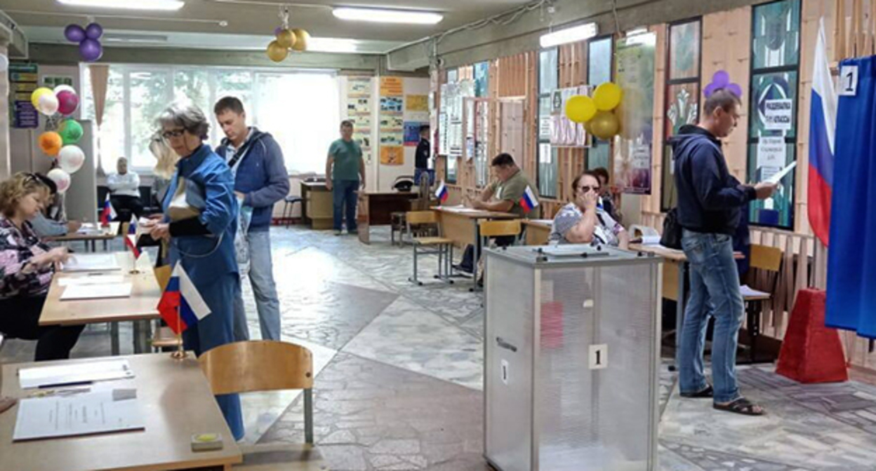 На избирательном участке. Фото: https://volgoprof.ru/news/11205-в-волгоградской-области-стартовали-выборы.html