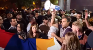 Акция протеста у посольства России в Ереване. Скриншот видео https://www.youtube.com/watch?v=VB_xDt5AwJY