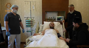 Рамзан Кадыров (справа) возле своего дяди в больнице. Слева - Адам Делимханов. Скриншот видео https://t.me/RKadyrov_95/3911
