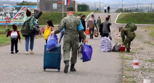 Миротворцы помогают эвакуации жителей Карабаха. Стоп-кадр видео из Telegram-канала Минобороны России от 21.09.23, https://t.me/mod_russia/30697