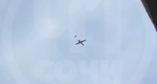 Кадр видеозаписи полета беспилотника, снятой очевидцем в Краснодарском крае https://t.me/chp_sochi/19607