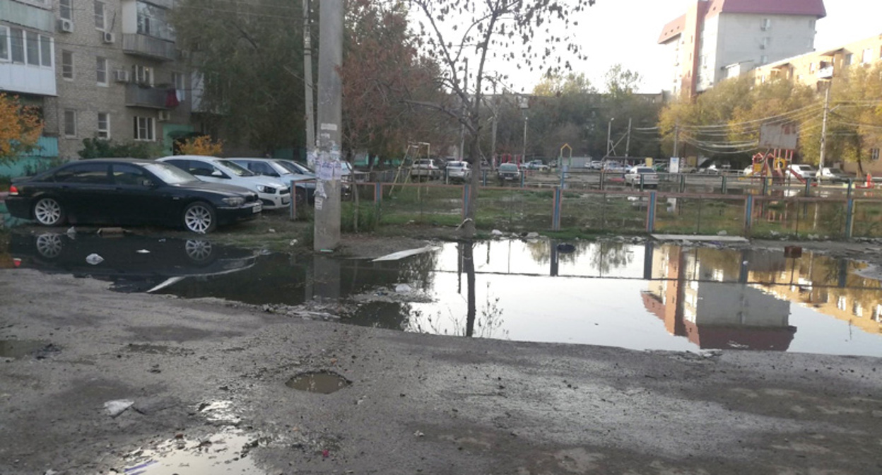 Затопленный нечистотами двор в Астрахани. Скриншот публикации https://vk.com/wall-37473293_1845563