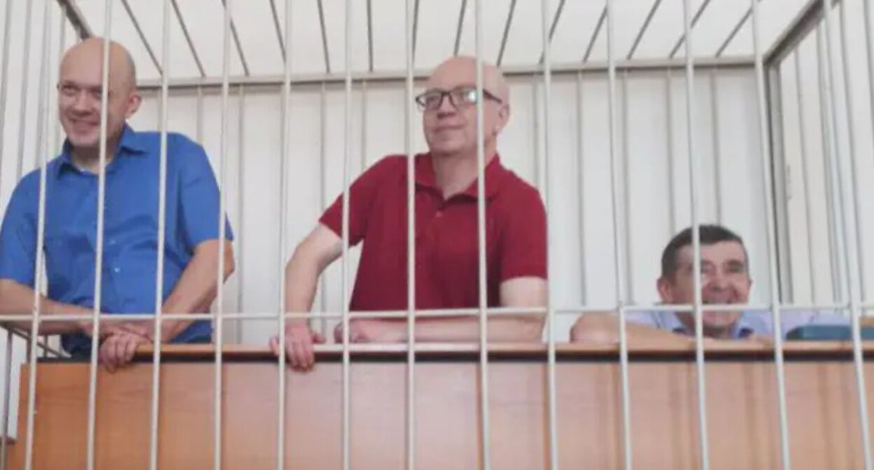 Ринат Кирамов, Сергей Королёв, Сергей Косьяненко(слева направо) в зале суда. Фото с сайта, где собраны сведения об уголовных делах в отношении российских Свидетелей Иеговы* 396 российских организаций Свидетелей Иеговы признаны экстремистскими