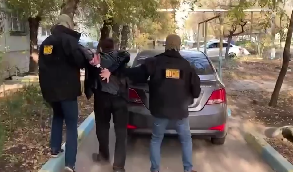 Задержание подозреваемого в реабилитации нацизма. Стоп-кадр видео из Telegram-канала управления СКР по Астраханской области от 09.11.23, https://t.me/astr_sledcom30/1702
