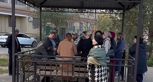 Дольщики в Каспийске во время схода. Кадр из видео https://www.instagram.com/p/CzysdYONOBr/