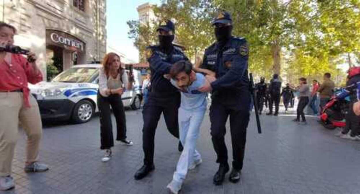 Задержание Афияддина Мамедова 20 сентября 2023 года. Фото: https://www.meydan.tv/ru/article/zaderzhan-profsoyuznyj-aktivist-afiyaddin-mamedov/