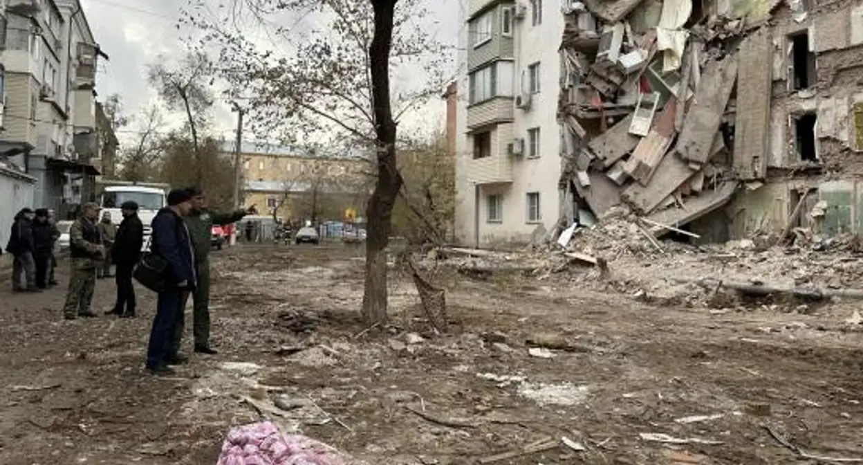 Обрушившийся дом на улице Вокзальной. Фото : СУ СК РФ по Астраханской области