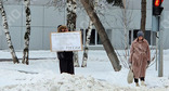 Мужчина держит плакат с критикой и обвинениями в адрес Рамзана Кадырова. Тюмень, 4 декабря 2023 г. Фото https://t.me/sotaproject/70316 надпись на плакате заретуширована