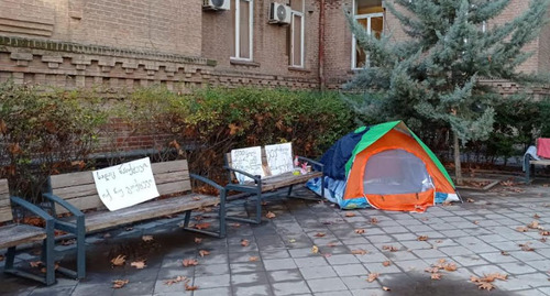 Палатка участников акции протеста около здания Минобрнауки Грузии в Тбилиси. Фото Инны Кукуджановой для "Кавказского узла"
