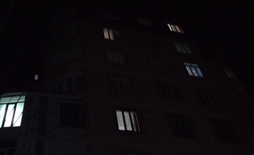 На улице Хуршилова, 8 подключили свет. Стоп-кадр видео РГВК "Дагестан" от 15.12.23, https://t.me/RGVKDAGESTAN/26756