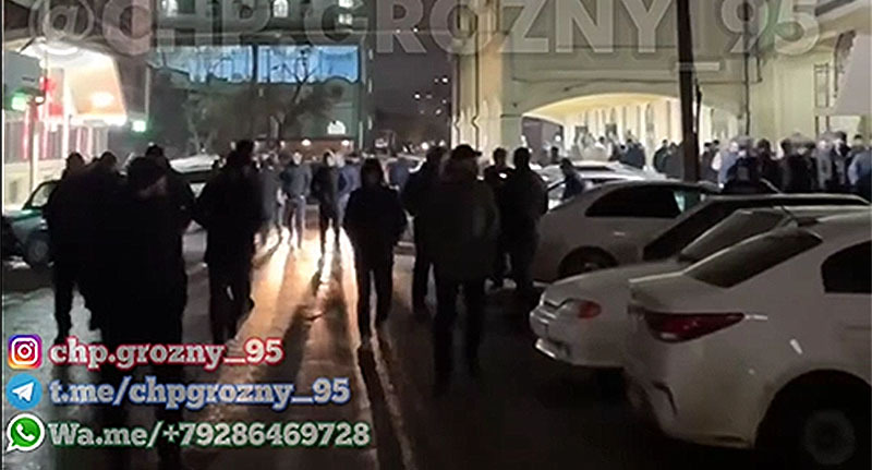 Участники массового конфликта в Хасавюрте. Кадр из видео https://www.instagram.com/p/C06PtHFMCz-/