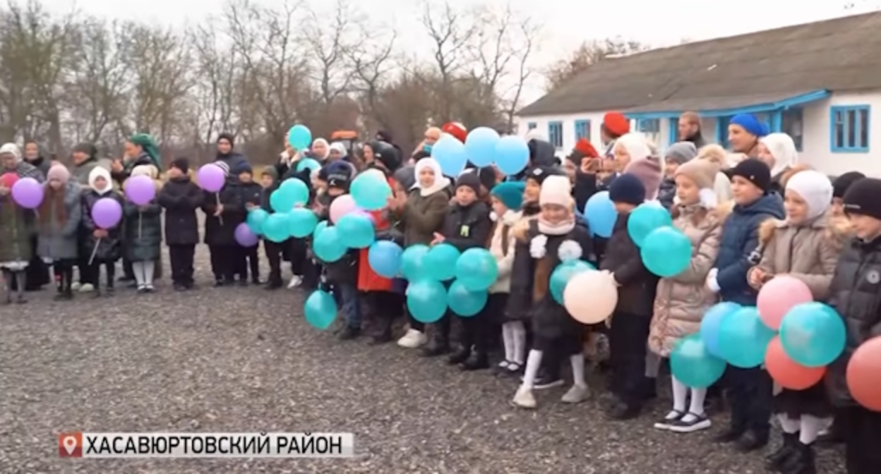 Церемония открытия школы в селе Октябрьское, стоп-кадр видео 
РГВК "Дагестан" https://www.youtube.com/watch?v=VLaruAlA7Qw