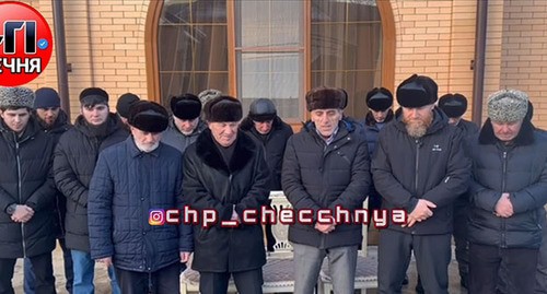 Кадр видео с извинениями родственников подозреваемого в убийстве Гакаева. Скриншот видео Телеграм канал "ЧП Чечня"