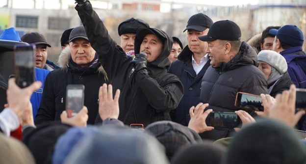 Участники акции в поддержку забастовщиков завода "Химпэк" в Шахтах. Кадр видеосюжета на YouTube-канале NEWS PORTAL TODAY
www.youtube.com/watch?v=W1D1mu-2pW8