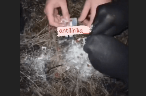 Активисты "Антилирики" уничтожают таблетки. Стоп-кадр видео от 08.01.24 из telegram-канала https://t.me/ing_antilirika/39