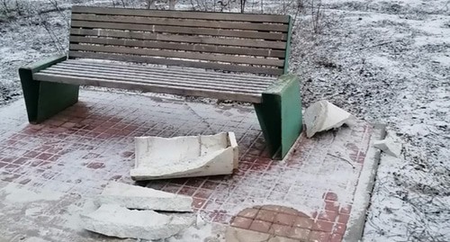 Разбитая урна в парке "Летный" в Ахтубинске. Фото: администрация города https://vk.com/wall-208178760_7239