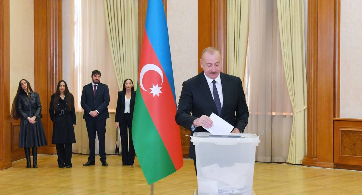 Ильхам Алиев на избирательном участке. 7 февраля 2024 года. Фото https://president.az/az/articles/view/63543