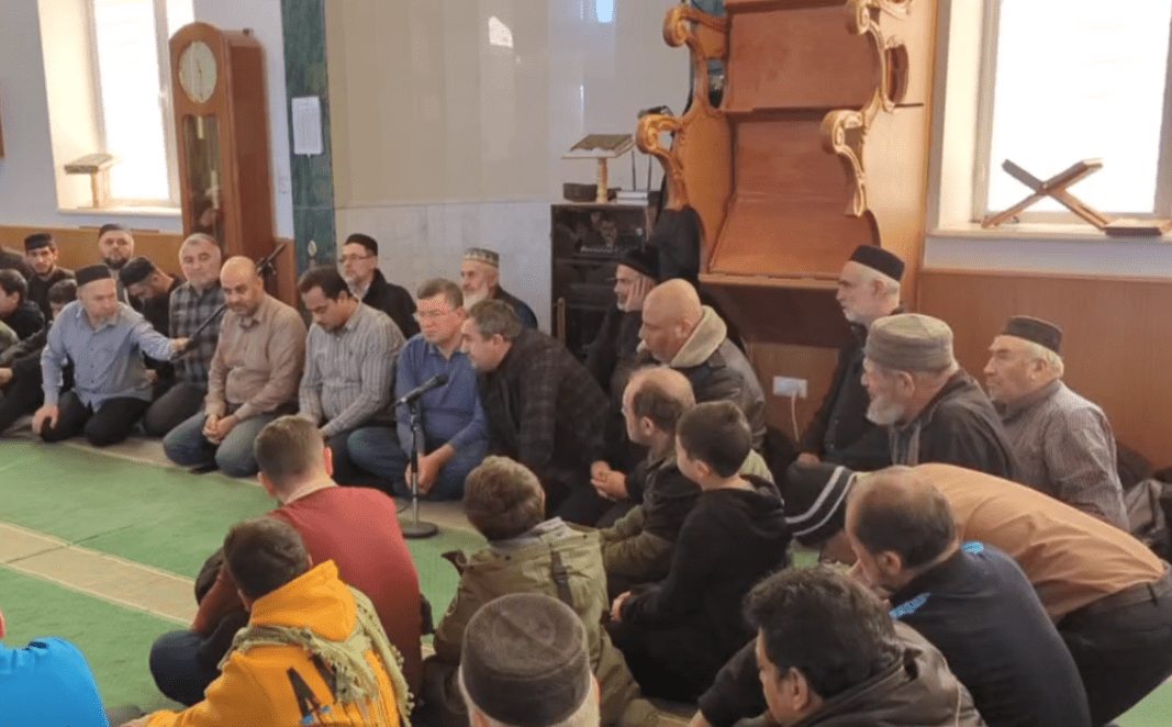 Встреча в мечети села Губден. Стоп-кадр видео из Telegram-канала администрации Карабудахкентского района от 10.02.24, https://t.me/probekenez/14534?single