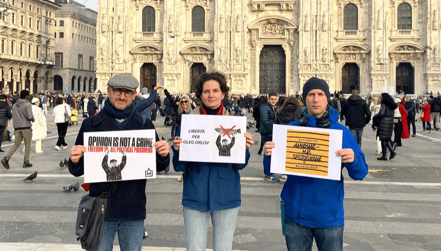 Участники акции в поддержку Олега Орлова (признан иноагентом) в Милане 15.02.24, https://activatica.org/content/8f21d44d-bdda-48d7-8daf-92d96c5ebd2c/akcii-v-podderzhku-olega-orlova-v-italii-i-portugalii
