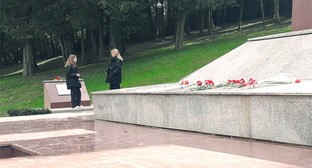 Цветы на Завокзальном мемориальном комплексе, возложенные сочинцами 23 февраля. Фото: Кристины Романовой для "Кавказского узла"