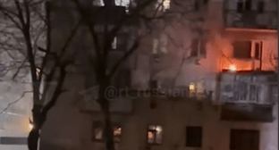 Возгорание возникло на балконе в районе КТО в Карабулаке. Стоп-кадр видео RT на русском от 02.03.24, https://t.me/rt_russian/191375