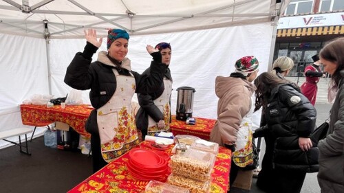 Бесплатная еда и чай в шатрах около избирательного участка во Владикавказе. 17 марта 2024 года. Фото корреспондента "Кавказского узла". Бесплатная еда и чай в шатрах около избирательного участка во Владикавказе. 17 марта 2024 года. Фото корреспондента "Кавказского узла".