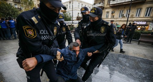Задержание активиста сотрудниками полиции. Баку, 15 ноября 2022 г. Фото Азиза Каримова для "Кавказского узла"