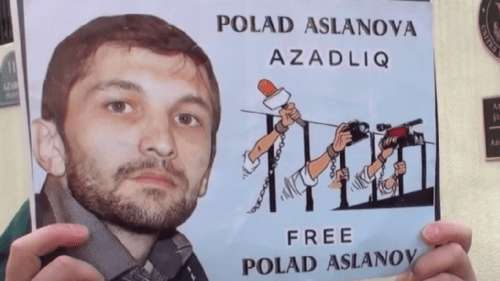 Плакат с требованием освободить Полада Асланова. Стоп-кадр видео из YouTube-канала Turan от 03.03.21, https://www.youtube.com/watch?v=DQMo-1lRtUY