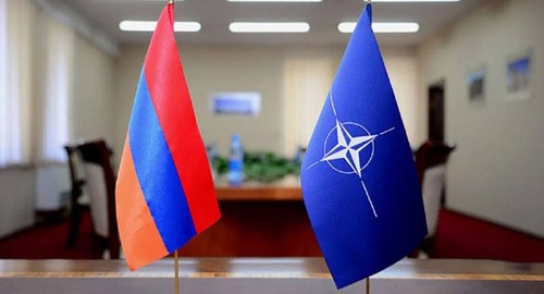 Флаги Армении и НАТО, фото: topwar, https://topwar.ru/145157-armeniya-dreyfuet-v-nato.html