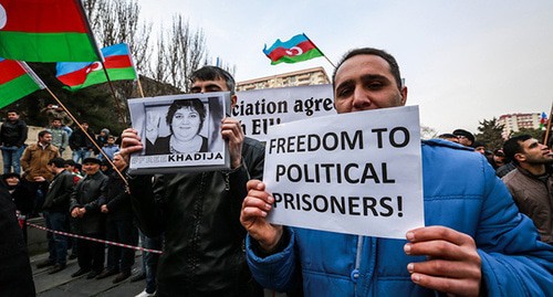 Участники митинга в Баку держат в руках портрет журналистки Хадиджи Исмаиловой и плакат: "Свободу политическим заключенным ". Фото Азиза Каримова для "Кавказского узла"
