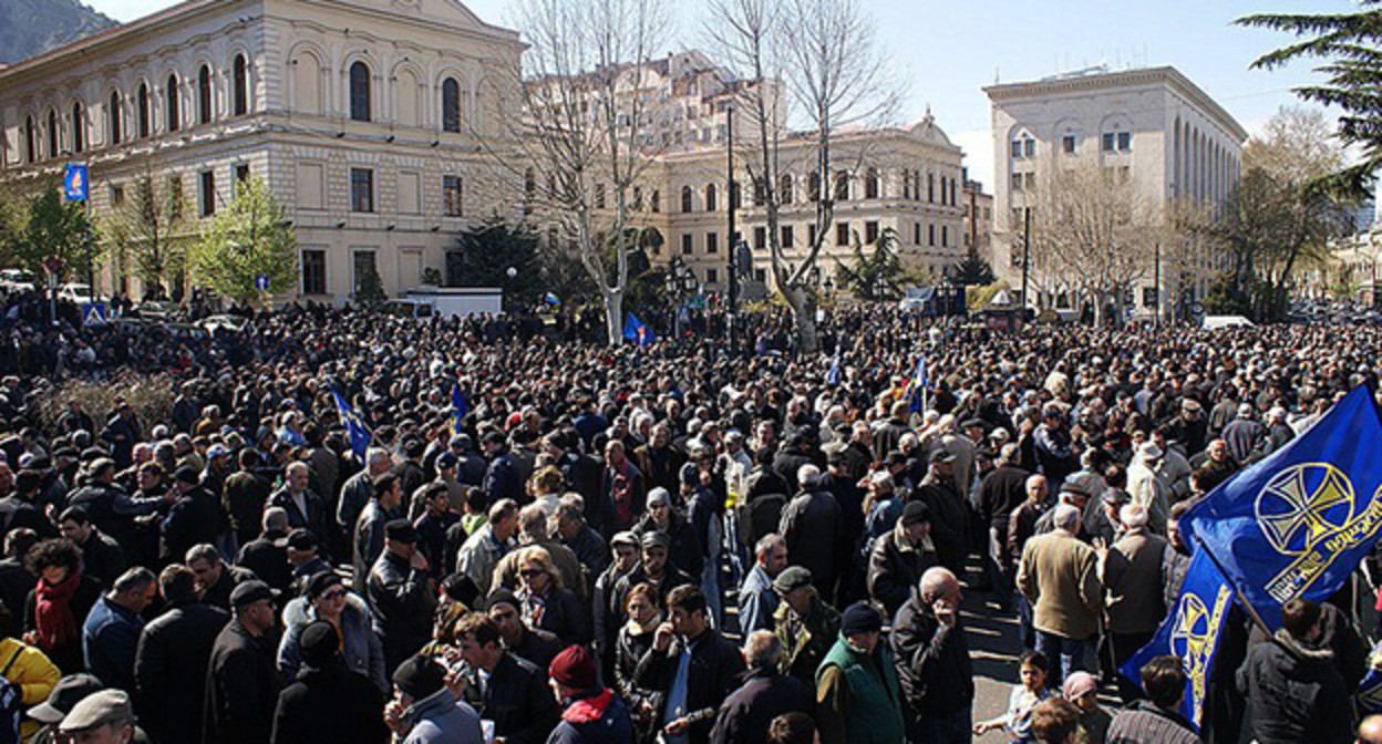 Акция протеста в Тбилиси в 2009 году. Фото: gipajournos https://ru.wikipedia.org