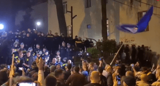 Участники акции в Тбилиси стоят напротив силовиков.Стоп-кадр видео Batumelebi от 16.04.24, https://www.youtube.com/watch?v=dbO2TUlPh9o