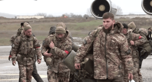 Группа бойцов в аэропорту Грозного. Кадр видео из телеграм-канала Рамзана Кадырова от 20.03.24, https://t.me/RKadyrov_95