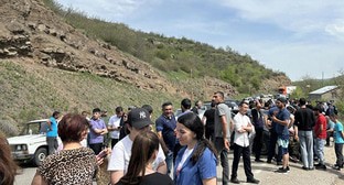 Протестующие против делимитации армяно-азербайджанской границы заблокировали автодорогу Ереван – Бавра. 21 апреля 2024 г. Фото: Armenia Today https://armeniatoday.news/politics-ru/736543/