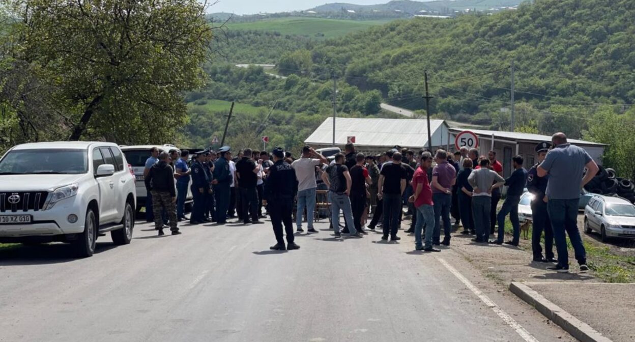 Участники акации протеста, перекрывшие дорогу. Апрель 2024 года. Фото: "Зеркало" https://zerkalo.az/v-armenii-gruppa-zhitelej-tavushskoj-oblasti-vnov-perekryla-uchastok-mezhgosudarstvennoj-dorogi-kirants-voskepar/