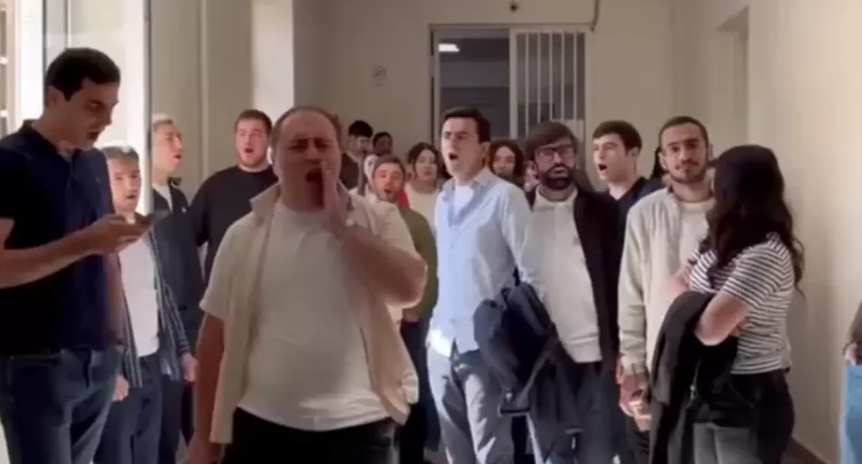 Студенты Ереванского госуниверситета объявили забастовку, поддержав акции неповиновения. 10 мая 2024 г. Скриншот видео Sputnik Армения/ВКонтакте 
 https://vk.com/video/@armeniasputnik