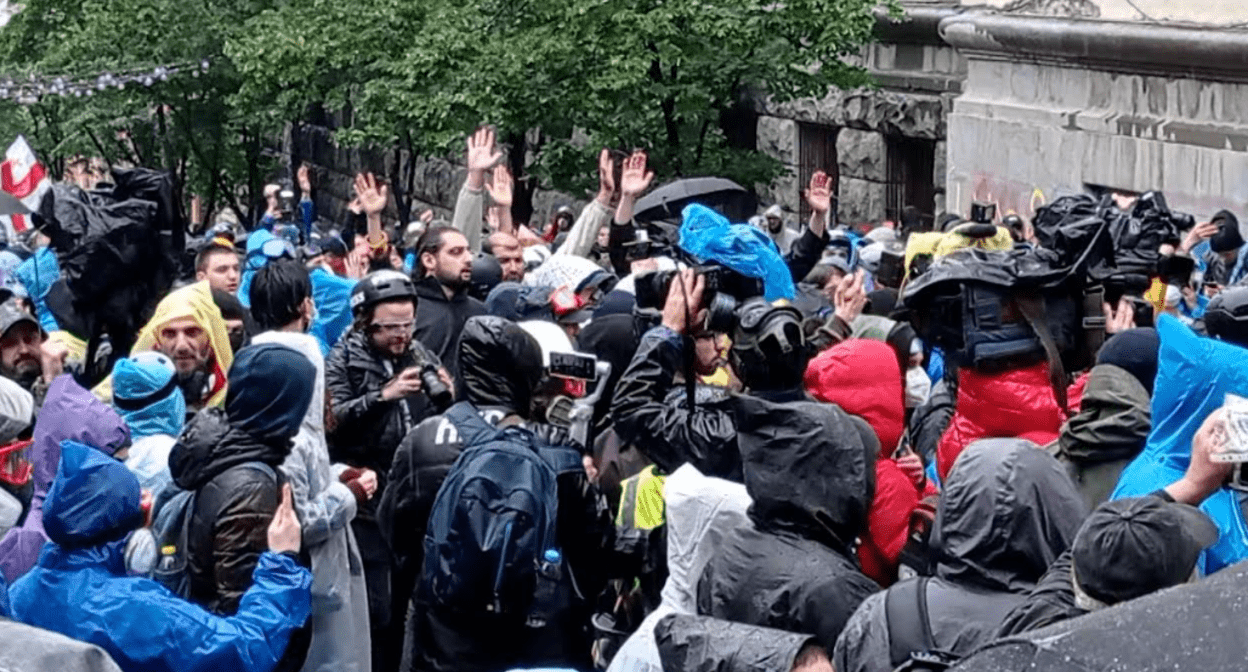 Противники закона об иноагентах и журналисты у парламента Грузии. Стоп-кадр видео "Кавказского узла" от 13.05.24, https://www.youtube.com/watch?v=hNx_PLilyTo&t=1s
