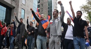 Акция протеста в Ереване. Апрель 2024 г. Фото Report https://report.az/ru/v-regione/pered-zdaniem-pravitelstva-armenii-prohodit-akciya-protesta/
