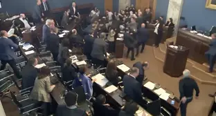 Драка в парламенте Грузии из-за законопроекта об иноагентах. Тбилиси, 15 апреля 2024 г. Скриншот видео с камеры видеонаблюдения в парламенте Грузии