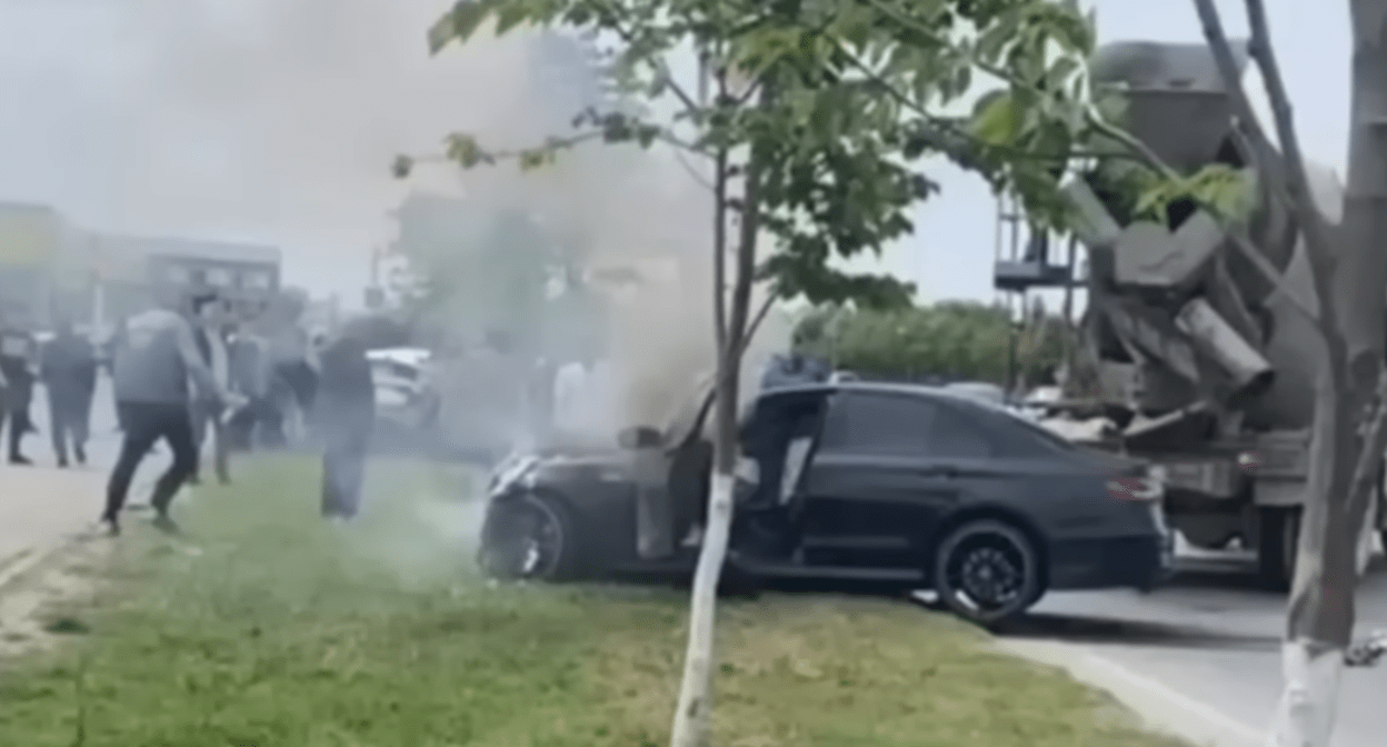 Фото с места аварии, обнародованное Тумсо Абдурахмановым 12 мая. Стоп-кадр видео из YouTube-канала блогера https://www.youtube.com/watch?v=yvnlZM3wfxc