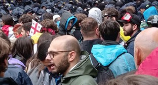 Участники акции протеста против законопроекта об иноагентах. 15 мая 2024 г. Фото: Инна Кукуджанова для "Кавказского узла"
